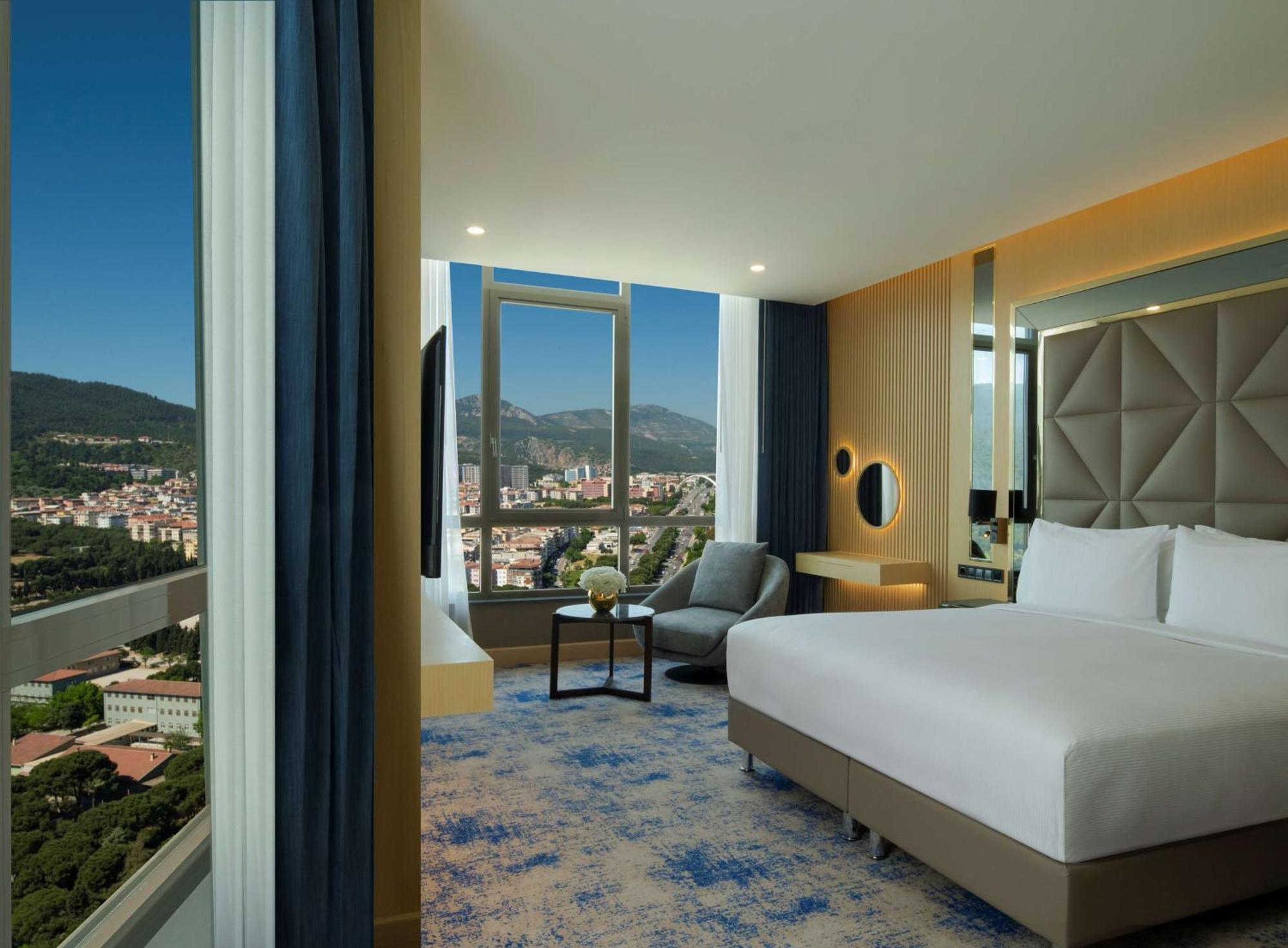 Отель Doubletree By Hilton Маниса Экстерьер фото