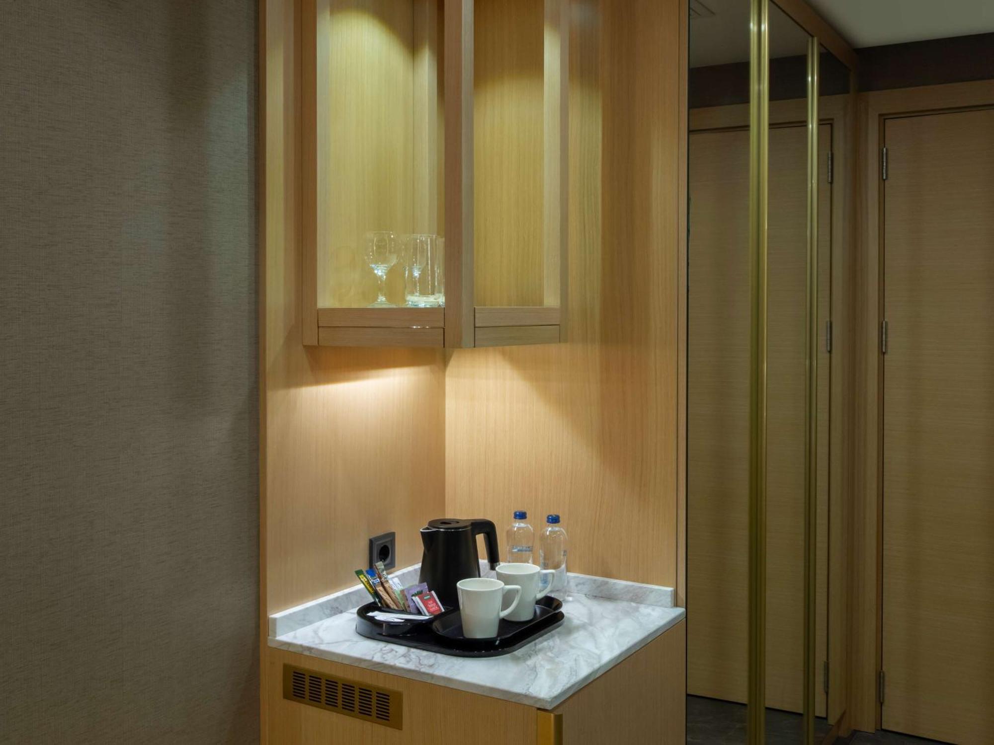 Отель Doubletree By Hilton Маниса Экстерьер фото