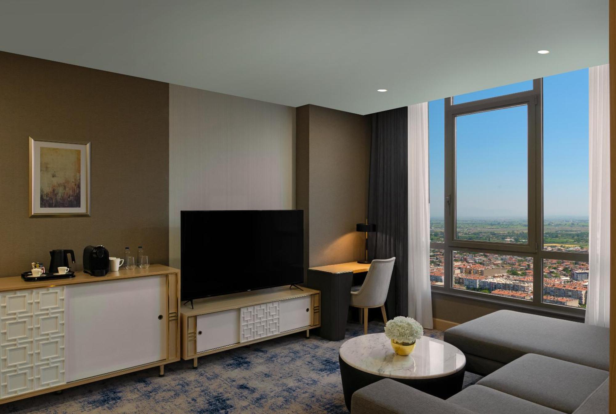 Отель Doubletree By Hilton Маниса Экстерьер фото